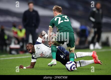 Ben Osborn von Sheffield United stellt sich während des Spiels der Premier League im Tottenham Hotspur Stadium in London gegen Serge Aurier von Tottenham Hotspur. Ausgabedatum: Sonntag, 2. Mai 2021. Stockfoto