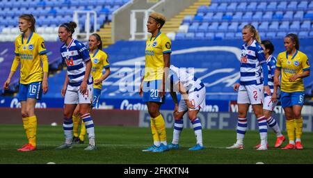Reading, Großbritannien. Dezember 2019. Brighton-Spieler warten auf Freistoß während des Barclays FA Womens Super League-Spiels zwischen Reading und Brighton & Hove Albion im Madejski-Stadion in Reading. Kredit: SPP Sport Pressefoto. /Alamy Live News Stockfoto