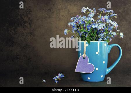 Vatertag und Muttertag Blumen auf dunklem Grunge Hintergrund Stockfoto