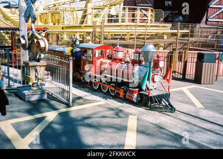 Fahren Sie mit dem Zug in Paultons Park, ower, Romesy, Hampshire, England, Vereinigtes Königreich. Stockfoto