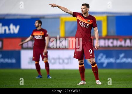 Genua, Italien. 02 Mai 2021. Edin Dzeko von AS Roma zeigt sich während des Fußballspiels der Serie A zwischen UC Sampdoria und AS Roma. Kredit: Nicolò Campo/Alamy Live Nachrichten Stockfoto