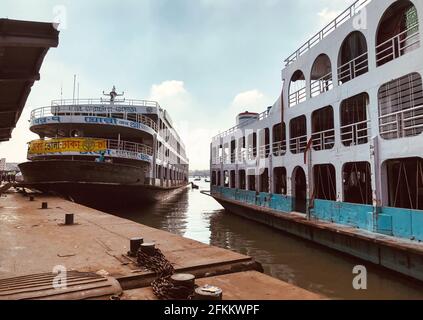 Dhaka, Bangladesch, 10. Dezember 2019; leerer Launch Ghat in dhaka, Banglagladesh. Foto von leerem Sadarghat in einem seltenen Moment. Stockfoto