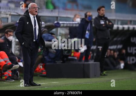 Genua, Italien, 2. Mai 2021. Claudio Ranieri Cheftrainer der UC Sampdoria schreit seinen Spielern während des Serie-A-Spiels bei Luigi Ferraris, Genua, Anweisungen. Bildnachweis sollte lauten: Jonathan Moscrop / Sportimage Stockfoto