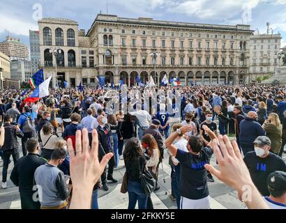 Mailand, Italien. Mai 2021. Fans von Piazza Duomo Inter feiern den Sieg der Fußballmeisterschaft in Mailand. Auf dem Foto: Inter Fans Kredit: Independent Photo Agency/Alamy Live News Stockfoto
