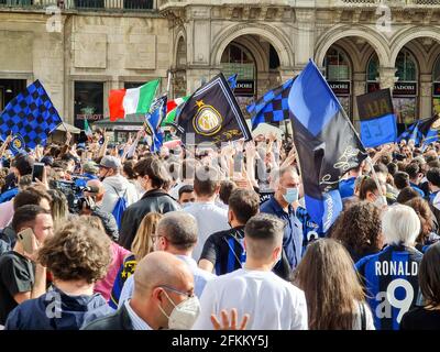 Mailand, Italien. Mai 2021. Fans von Piazza Duomo Inter feiern den Sieg der Fußballmeisterschaft in Mailand. Auf dem Foto: Inter Fans Kredit: Independent Photo Agency/Alamy Live News Stockfoto