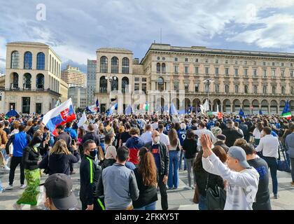 Mailand, Italien. Mai 2021. Fans von Piazza Duomo Inter feiern den Sieg der Fußballmeisterschaft in Mailand. Auf dem Foto: Inter Fans Kredit: Independent Photo Agency/Alamy Live News Stockfoto