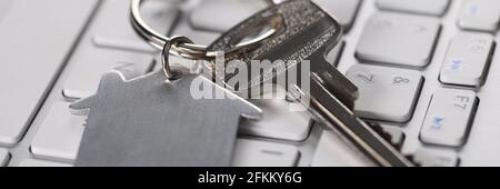 Auf der Tastatur sind Tasten mit dem Haus Schlüsselbund Stockfoto