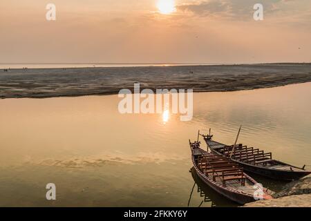 Sonnenuntergang auf dem Padma-Fluss in Rajshahi, Bangladesch Stockfoto