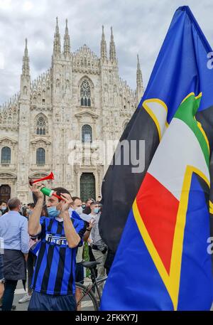 Mailand, Italien. Mai 2021. Fans von Piazza Duomo Inter feiern den Sieg der Fußballmeisterschaft in Mailand. Auf dem Foto: Inter Fans Kredit: Independent Photo Agency/Alamy Live News Stockfoto