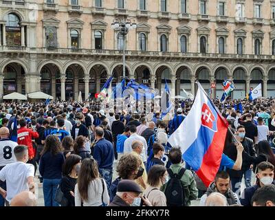 Mailand, Italien. Mai 2021. Fans von Piazza Duomo Inter feiern den Sieg der Fußballmeisterschaft in Mailand. Auf dem Foto: Inter Fans Kredit: Independent Photo Agency/Alamy Live News Stockfoto