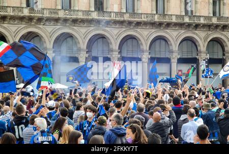 Mailand, Italien. Mai 2021. Fans von Piazza Duomo Inter feiern den Sieg der Fußballmeisterschaft in Mailand. Auf dem Foto: Inter Fans Kredit: Independent Photo Agency/Alamy Live News Stockfoto