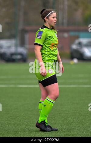 Ystrad Mynach, Wales. 2. Mai 2021. Eine Boldmere St. Michaels Women-Spielerin schaut während des frauenfreundlichen Fußballspiels zwischen FA Women's National League Southern Premier Division Cardiff City Ladies und FA Women's National League Division One Midlands Boldmere St. Michaels Women im CCB Center for Sporting Excellence in Ystrad Mynach, Wales, Großbritannien am 2. Mai 2021. Quelle: Duncan Thomas/Majestic Media/Alamy Live News. Stockfoto