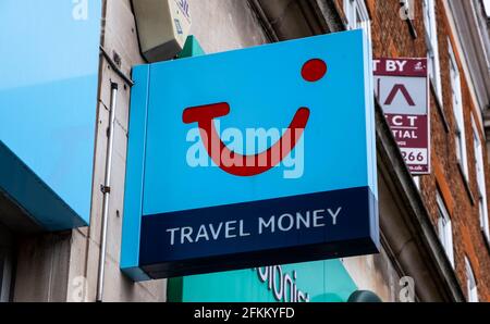 Epsom Surrey London UK, Mai 02 2021, Zeichen oder Logo vor EINEM TUI Reisebüro Einzelhandel oder Geschäft Nahaufnahme ohne Personen Stockfoto