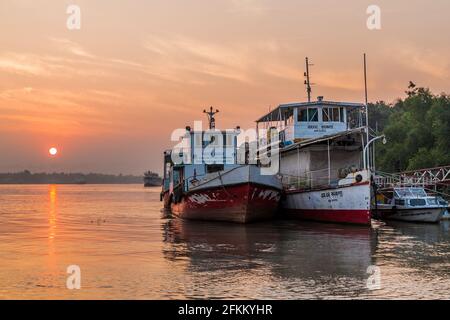 KHULNA, BANGLADESCH - 16. NOVEMBER 2016: Am frühen Morgen auf dem Rupa-Fluss in Khulna, Bangladesch Stockfoto