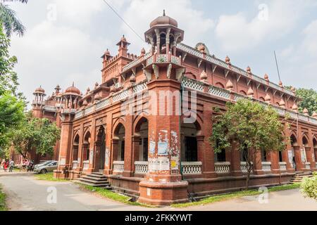 DHAKA, BANGLADESCH - 20. NOVEMBER 2016: Eines der Gebäude auf dem Campus der Universität von Dhaka, Bangladesch Stockfoto