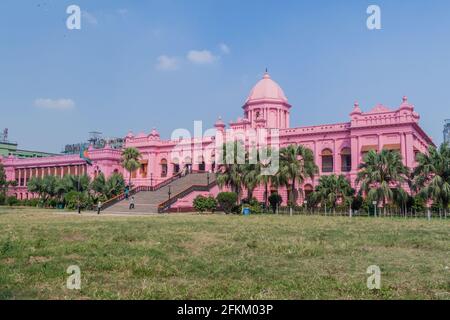 DHAKA, BANGLADESCH - 22. NOVEMBER 2016: Ahsan Manzil, ehemaliger Wohnpalast des Nawab von Dhaka, Bangladesch Stockfoto