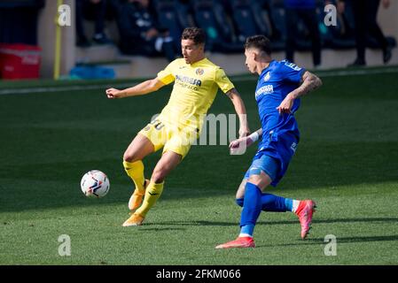 Villarreal, Spanien. Mai 2021. Yeremi Jesus von Villarreal CF und Mathias Olivera Miramontes von Getafe CF im Einsatz beim spanischen Fußballspiel La Liga zwischen Villarreal und Getafe im Estadio de la Ceramica. (Endergebnis; Villarreal CF 1:0 Getafe CF) (Foto: Xisco Navarro Pardo/SOPA Image/Sipa USA) Quelle: SIPA USA/Alamy Live News Stockfoto