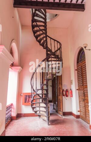 DHAKA, BANGLADESCH - 22. NOVEMBER 2016: Treppe in Ahsan Manzil, ehemaliges Wohnhaus des Nawab von Dhaka, Bangladesch Stockfoto