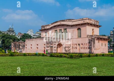 DHAKA, BANGLADESCH - 22. NOVEMBER 2016: Menschen besuchen die Audienzhalle Diwani-i-Aam im Fort Lalbagh in Dhaka, Bangladesch Stockfoto