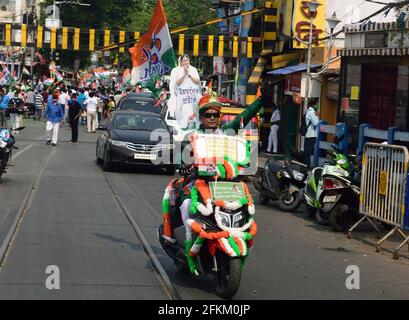 Kalkutta, Indien. Mai 2021. Ein Unterstützer des Trinamul-Kongresses fährt durch die Straßen und feiert den Sieg der TMC mit 215 von 292 Sitzen, die die Bharatiya Janata Party bei den Wahlen in Westbengalen 2021 besiegen.aufgrund der Covid-Situationen wird es keine Siegeskundgebung geben, wie von der wahlkommission angekündigt. (Foto: Sumit Sanyal/SOPA Images/Sipa USA) Quelle: SIPA USA/Alamy Live News Stockfoto