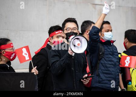 Nathan Law, ein Aktivist und Politiker aus Hongkong, spricht vor dem National Museum in London vor den Demonstranten während der globalen Myanmar Frühjahrsrevolution.18 Länder, 37 Städte und Bodenaktivisten haben sich während der globalen Myanmar Frühjahrsrevolution mit demokratischen Demonstranten in Myanmar solidarisch gezeigt. Seit dem 1. Februar 2021, nach einer Parlamentswahl, die von der Partei der Nationalen Liga für Demokratie (NLD) von Aung San Suu Kyi gewonnen wurde, hat das Militär die Kontrolle übernommen und einen einjährigen Ausnahmezustand ausgerufen. Hunderte von Menschen, darunter auch Kinder, wurden getötet. Ma Stockfoto