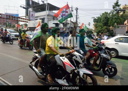 Kalkutta, Indien. Mai 2021. Anhänger des Trinamul-Kongresses fahren durch die Straßen und feiern den Sieg der TMC mit 215 von 292 Sitzen, die die Bharatiya Janata Party bei den Wahlen in Westbengalen 2021 besiegen.aufgrund der Covid-Situationen wird es keine Siegeskundgebung geben, wie von der wahlkommission angekündigt. (Foto: Sumit Sanyal/SOPA Images/Sipa USA) Quelle: SIPA USA/Alamy Live News Stockfoto