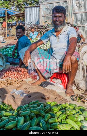 PAHARPUR, BANGLADESCH - 6. NOVEMBER 2016: Gemüseverkäufer auf dem lokalen Markt im Dorf Paharpur, Bangladesch Stockfoto