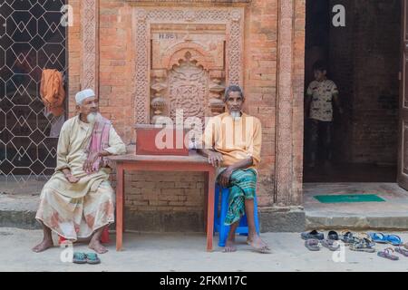 SONA MASJID, BANGLADESCH - 11. NOVEMBER 2016: Einheimische Männer vor der alten Khania Dighi Khaniadighi Moschee in Sona Masjid, Bangladesch Stockfoto