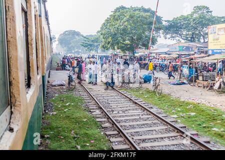 RAJSHAHI, BANGLADESCH - 12. NOVEMBER 2016: Bahnübergang bei Rajshahi Bangladesch Stockfoto