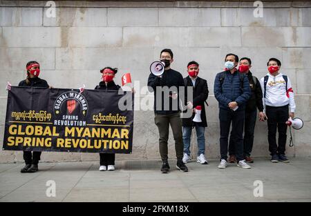 Nathan Law, ein Aktivist und Politiker aus Hongkong, spricht vor dem Nationalmuseum in London mit den Demonstranten während der globalen Myanmar Frühjahrsrevolution.18 Länder, 37 Städte und Bodenaktivisten haben sich während der globalen Myanmar Frühjahrsrevolution mit demokratischen Demonstranten in Myanmar solidarisch gezeigt. Seit dem 1. Februar 2021, nach einer Parlamentswahl, die von der Partei der Nationalen Liga für Demokratie (NLD) von Aung San Suu Kyi gewonnen wurde, hat das Militär die Kontrolle übernommen und einen einjährigen Ausnahmezustand ausgerufen. Hunderte von Menschen, darunter auch Kinder, wurden getötet Stockfoto