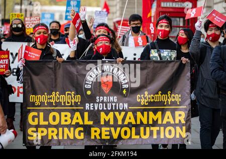 Während der globalen Frühjahrsrevolution in Myanmar halten Demonstranten ein Banner, während sie auf dem Trafalgar Square in London zusammenkommen.18 Länder, 37 Städte und Bodenaktivisten haben sich während der globalen Frühjahrsrevolution in Myanmar solidarisch mit demokratischen Demonstranten in Myanmar gezeigt. Seit dem 1. Februar 2021, nach einer Parlamentswahl, die von der Partei der Nationalen Liga für Demokratie (NLD) von Aung San Suu Kyi gewonnen wurde, hat das Militär die Kontrolle übernommen und einen einjährigen Ausnahmezustand ausgerufen. Hunderte von Menschen, darunter auch Kinder, wurden getötet. Viele Menschen wurden festgenommen, einschließlich der gewählten Führung Stockfoto