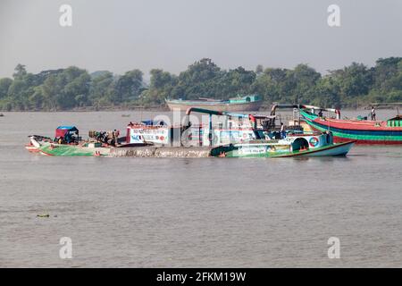 RUPSA, BANGLADESCH - 13. NOVEMBER 2016: Sandgräberbagger auf dem Rupa-Fluss, Bangladesch Stockfoto