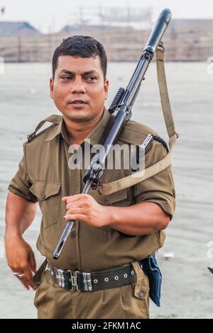 DUBLAR CHAR, BANGLADESCH - 14. NOVEMBER 2016: Mitglied des Sicherheitspersonals des Sundarbans Forest Department, das Touristen am Dublar Char Dubla isl schützt Stockfoto