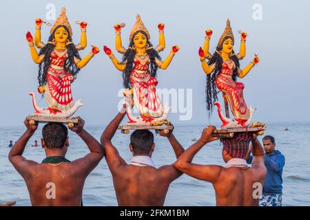 DUBLAR CHAR, BANGLADESH - 14. NOVEMBER 2016: Hinduistische Anhänger, die während des Hautausschlag-Mela-Festivals auf Dublar Char Dubla Island, B, Statuen der Göttin Lakshmi tragen Stockfoto