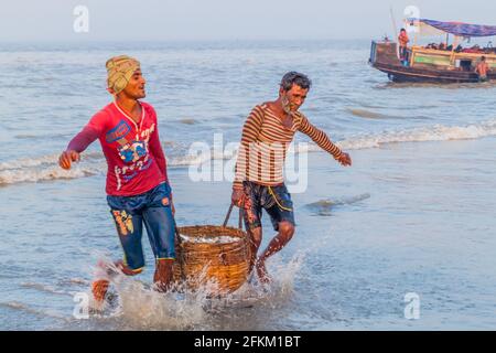 DUBLAR CHAR, BANGLADESCH - 14. NOVEMBER 2016: Fischer mit ihrem Fang auf der Insel Dublar Char Dubla, Bangladesch. Stockfoto