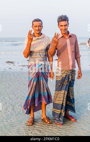 DUBLAR CHAR, BANGLADESCH - 14. NOVEMBER 2016: Hinduistische Anhänger am Strand während des Hautausschlag-Mela-Festivals auf der Insel Dublar Char Dubla in Bangladesch Stockfoto