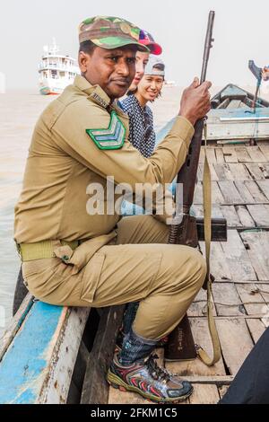 PASUR, BANGLADESCH - 14. NOVEMBER 2016: Mitglied des Sicherheitspersonals des Sundarbans Forest Department, das Touristen während der Tour in Bangladesch schützt. Stockfoto