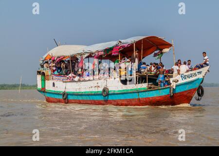 DUBLAR CHAR, BANGLADESCH - 14. NOVEMBER 2016: Hindu-Pilger auf ihrem Boot nach dem Hautausschlag-Mela-Festival auf der Insel Dublar Char Dubla in Bangladesch. Stockfoto