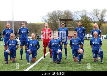 DURHAM CITY, GROSSBRITANNIEN. 2. MAI Durham Women's Team (Back Row L-R Kathryn HILL, Sarah ROBSON, Megan BORTHWICK, Lauren BRIGGS, Mollie LAMBERT, Beth HEPPLE, vorne L-R. Lily CROSTHWAITE, Bridget GALLOWAY, Sarah WILSON, Molly SHARPE, Ellie CHRISTON vor dem Spiel der FA Women's Championship zwischen dem Durham Women FC und Coventry United am Sonntag, den 2. Mai 2021 im Maiden Castle, Durham City. (Kredit: Mark Fletcher, Mi News) Kredit: MI Nachrichten & Sport /Alamy Live Nachrichten Stockfoto