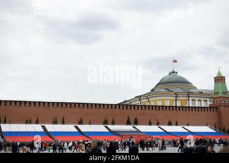 02. Mai 2021 ,Moskau,Rot Square.grandstands, die für die Feiertage schmücken Im Mai Stockfoto