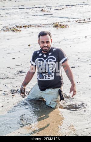 SUNDARBANS, BANGLADESCH - 14. NOVEMBER 2016: Tourist an einer schlammigen Flussküste während einer Sundarbans-Tour, Bangladesch. Stockfoto