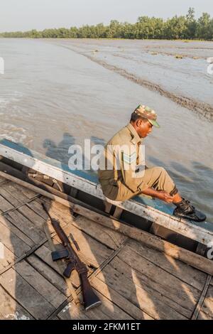 SUNDARBANS, BANGLADESCH - 14. NOVEMBER 2016: Mitglied des Sicherheitspersonals des Waldministeriums von Sundarbans, das Touristen während der Tour schützt, Banglade Stockfoto