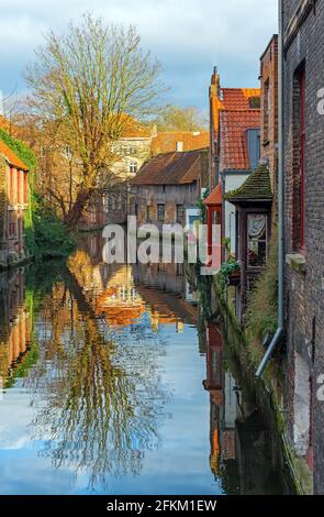 Vertikales historisches Stadtzentrum von Brügge mit Kanälen und mittelalterlicher Architektur, Belgien. Stockfoto