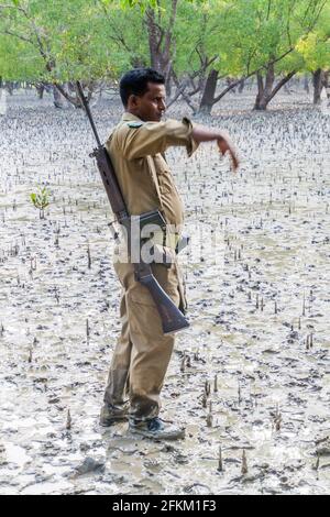 SUNDARBANS, BANGLADESCH - 14. NOVEMBER 2016: Mitglied des Sicherheitspersonals des Waldministeriums von Sundarbans, das Touristen während der Tour schützt, Banglade Stockfoto