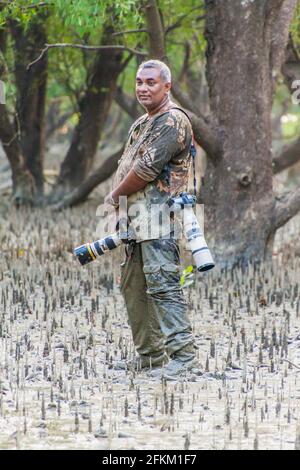 SUNDARBANS, BANGLADESCH - 14. NOVEMBER 2016: Tourist in einem Mangrovenwald von Sundarbans, Bangladesch. Stockfoto