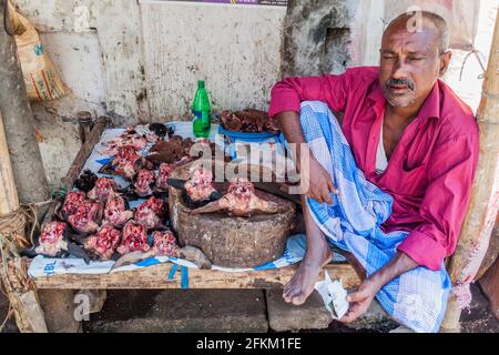 KHULNA, BANGLADESCH - 16. NOVEMBER 2016: Straßenschlachter mit Ziegenköpfen in Khulna, Bangladesch Stockfoto