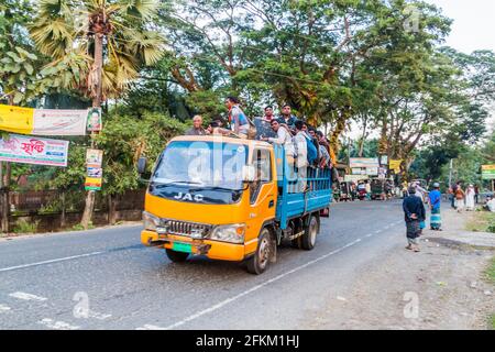 BAGERHAT, BANGLADESCH - 16. NOVEMBER 2016: Einheimische reisen mit einem LKW in Bagerhat, Bangladesch Stockfoto