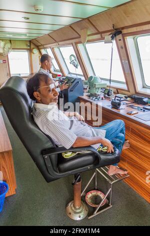 KATCHA RIVER, BANGLADESH - 19. NOVEMBER 2016: Kapitän des MS Modhumoti-Schiffes auf der Brücke, Bangladesch Stockfoto