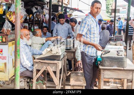 DHAKA, BANGLADESCH - 20. NOVEMBER 2016: Stand von professionellen Schreibmaschinen in Dhaka, Bangladesch Stockfoto