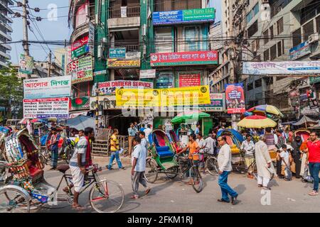 DHAKA, BANGLADESCH - 20. NOVEMBER 2016: Blick auf die überfüllte Straße in Dhaka, Bangladesch Stockfoto